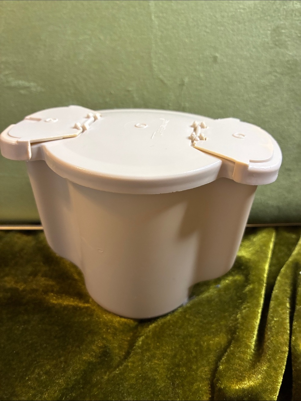 White Plastic Kitchen Storage Container with Snap Lid